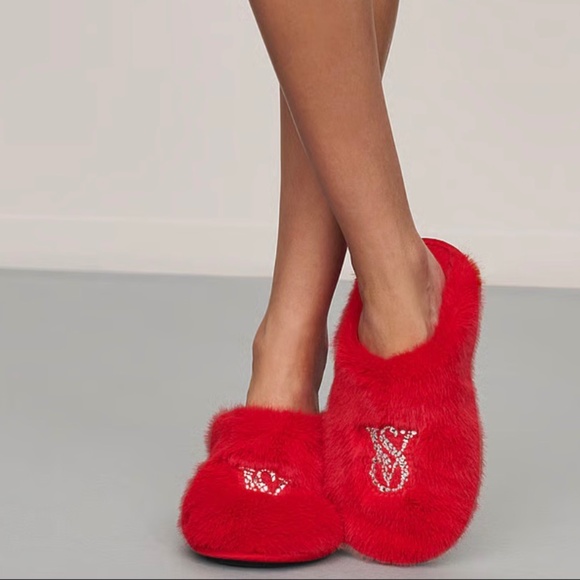 VICTORIA'S SECRET Luxe Plush Closed-Toe Slippers SZ S -Red NEW - Picture 1 of 12